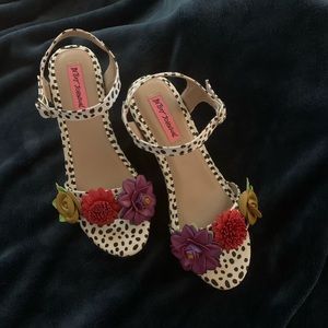 🥳FUN Betsey Johnson Size 8 Heels🥳